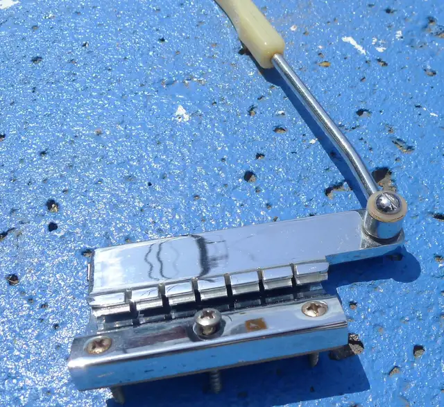 Maestro Gibson short Tremolo 60's vintage tailpiece in Guitars in City of Toronto - Image 3