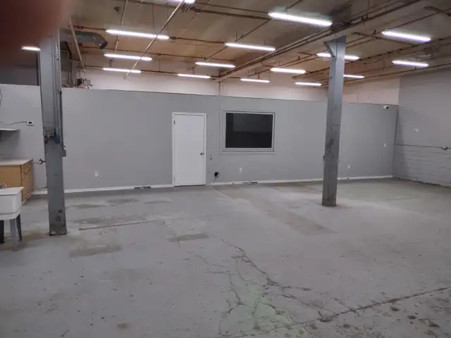 Commercial Trade Shop or Warehouse in Commercial & Office Space for Rent in London - Image 4