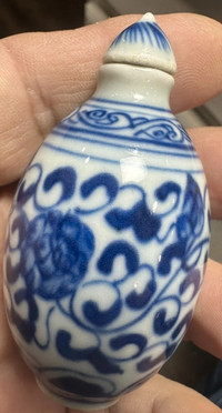 Antique Chinese porcelain snuff bottle