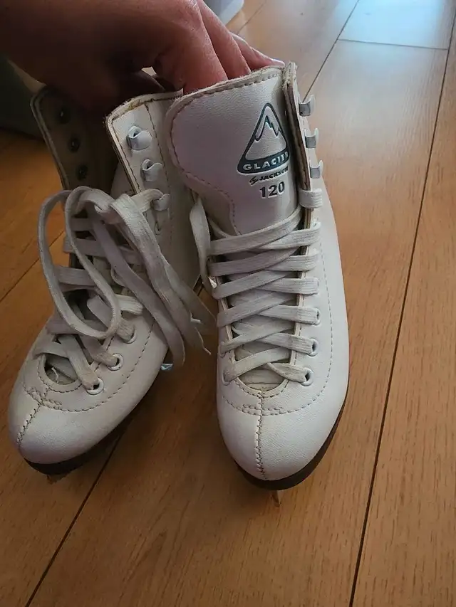 Patins Artistiques Glacier 120 in Skates & Blades in West Island - Image 4