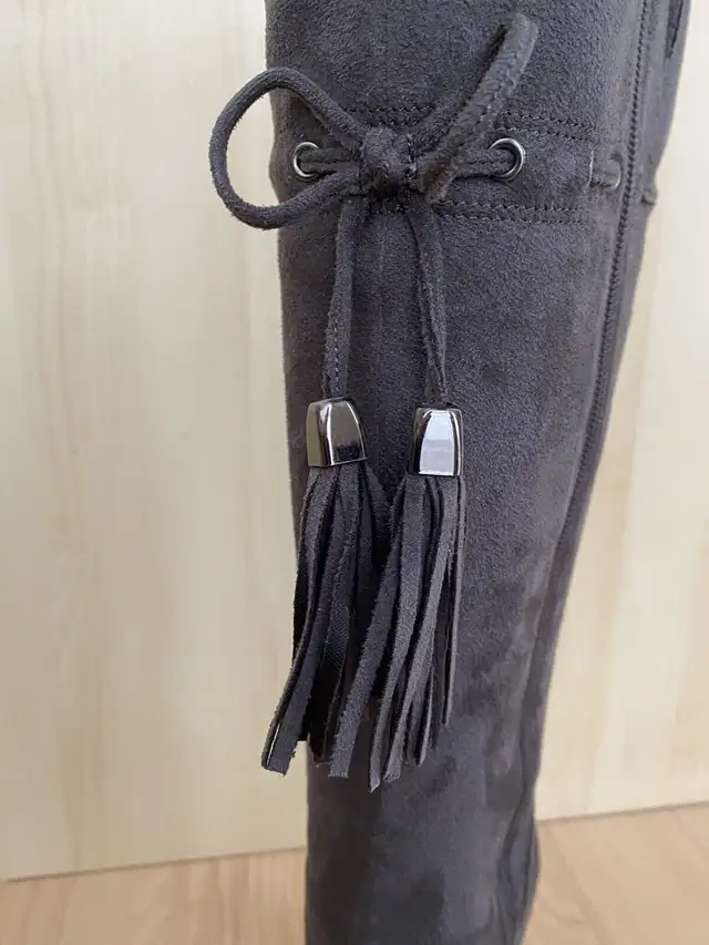 Grey faux suede boots - size 7 in Women's - Shoes in City of Toronto - Image 4