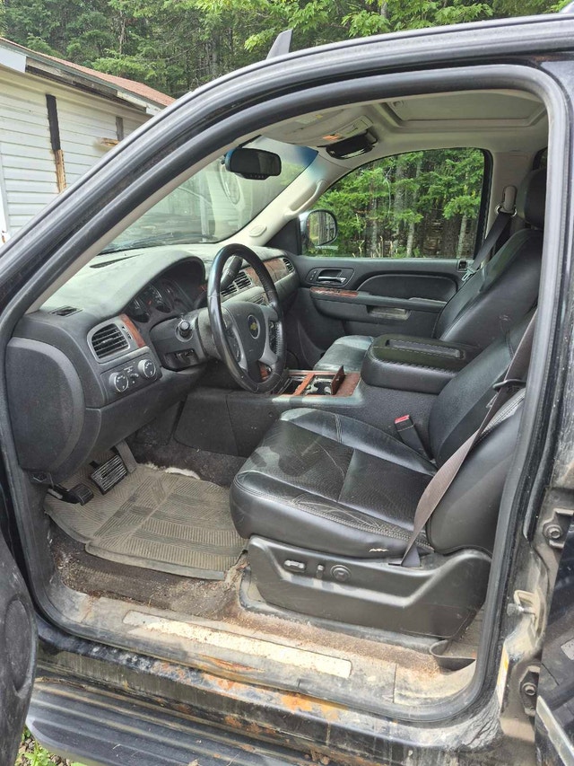 2011 Chevrolet Suburban LTZ — photo 3
