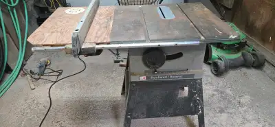 Banc de scie Rockwell / Beaver avec plateau de toupie et Toupie comprise. Tout fonctionne tres bien.