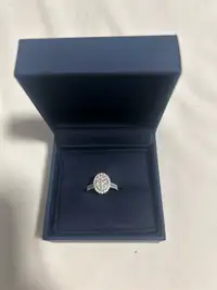 Oval engagement ring 