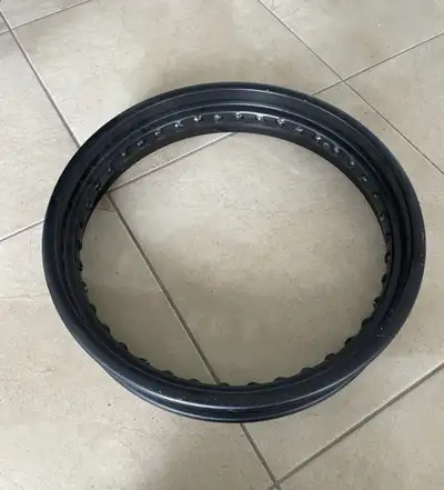 Tire rim 17 inches 40 spoke holes Likely new… found in garage don’t think it was ever used Pick up i...