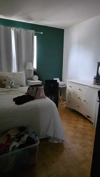 Looking for a Roommate. Private room with shared living space in Port Credit/Lakeview boarder. Bus s...