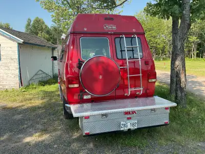 Je vends mon Chevrolet G20 Spirit Wagon d'occasion, un campervan iconique équipé d'un robuste moteur...