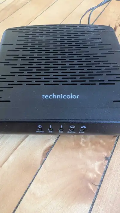 Je vends un modem Technicolor TC4300.E en bon état. Ce modem est parfait pour une connexion internet...