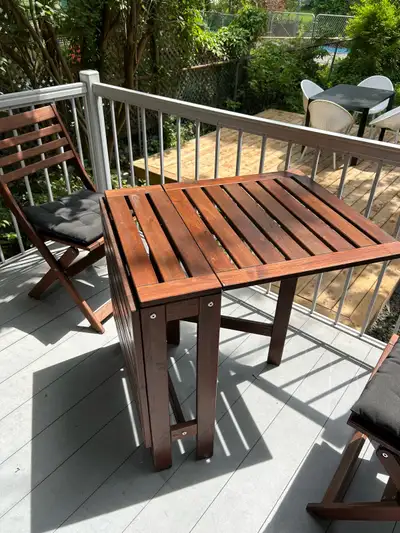 Table IKEA Applaro Deux chaises IKEA pliantes Deux coussins Très bon état! Pas de livraison. À qui l...