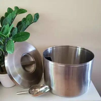 Gently used in great condition! Great size for gatherings and such... TEAOPIA Canadian Made Has lid...