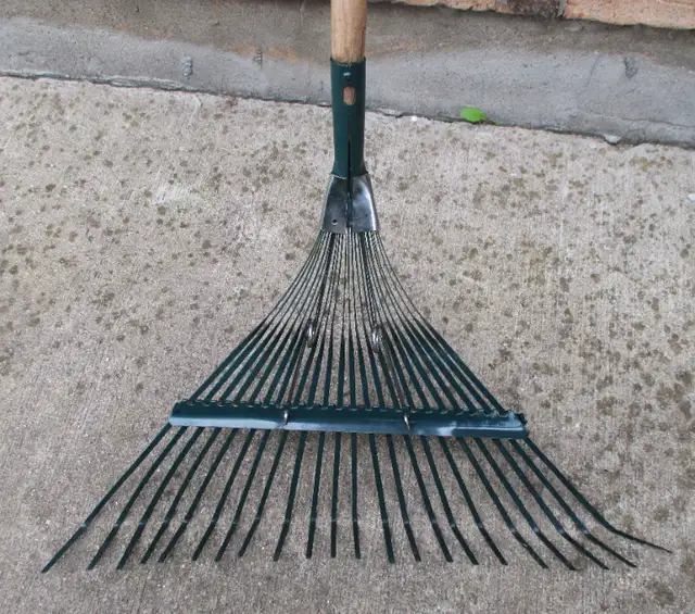 Yardworks W.22" Metal 22-Tine Leaf Rake 60" wood Shaft Good cond in Lawnmowers & Leaf Blowers in Stratford - Image 5