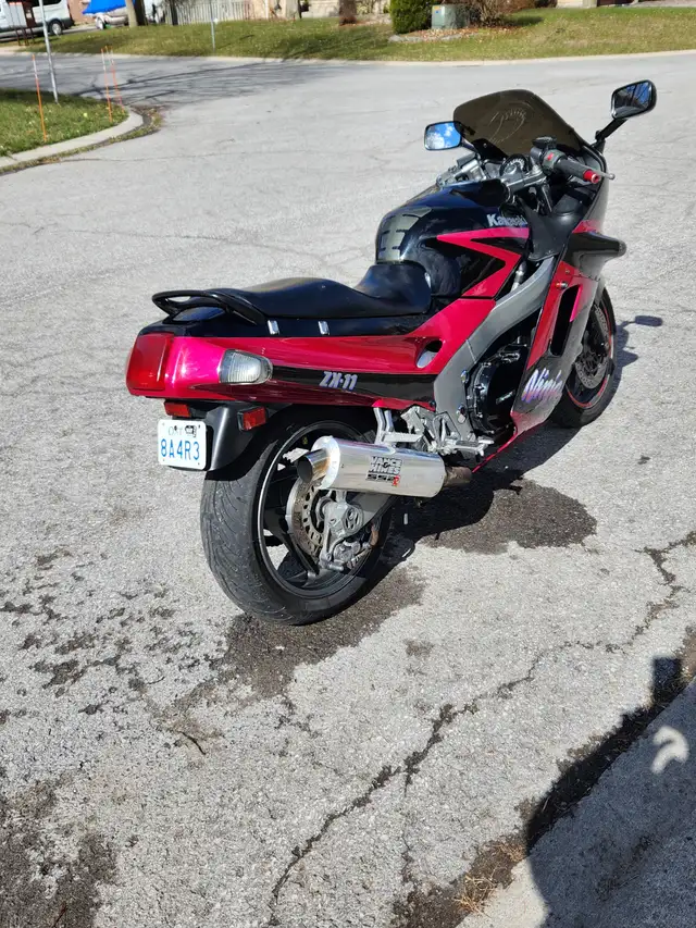 1991 Kawasaki Ninja ZX11 in Sport Bikes in Trenton - Image 3