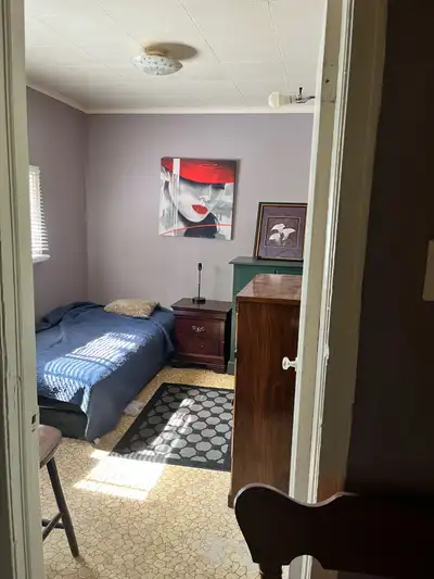Fully furnished bedsitting room for rent Heat included Centre city 7097309933