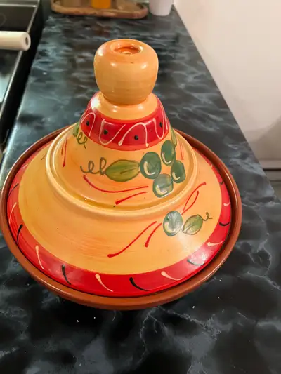 Ajoutez une touche marocaine à votre cuisine avec ce magnifique tajine à poterie peinte à la main !...