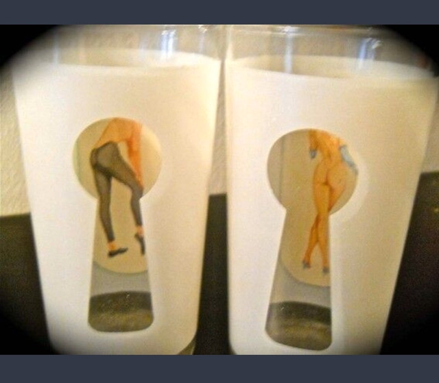 Vintage Key Hole Pin-up Drinking Glasses in Arts & Collectibles in Norfolk County - Image 2