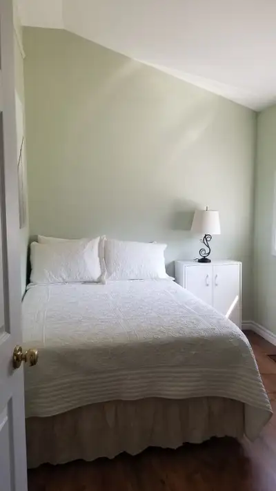 Furnished bedroom for one. Shared bathroom and access to kitchen. All-inclusive (heat/hydro/AC and p...