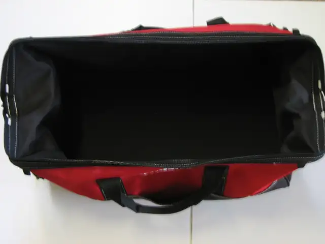HUSKY 24" STORAGE CONTRACTOR TOOL TOTE CARRY ALL BAG in Tool Storage & Benches in London - Image 6