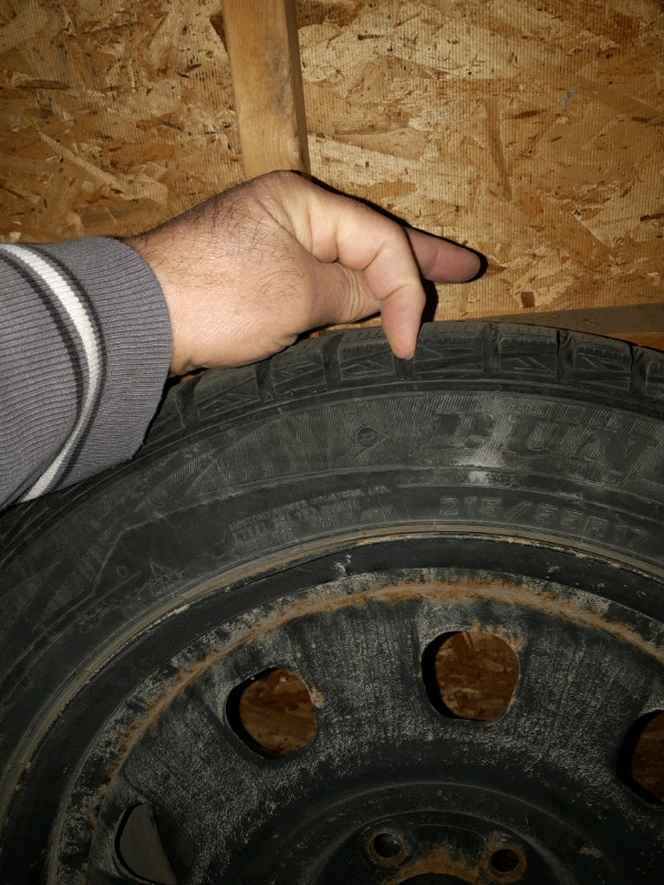 17" Winter tire on rims 215/55R17 5x108 Ford Escape dans Pneus et jantes  à Laval/Rive Nord - Image 4