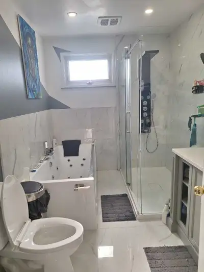 Maison à louer Saint-Hubert – 4 chambres, 2 SDB, cour clôturée, 3 stationnements + abri d’auto – 2 9...