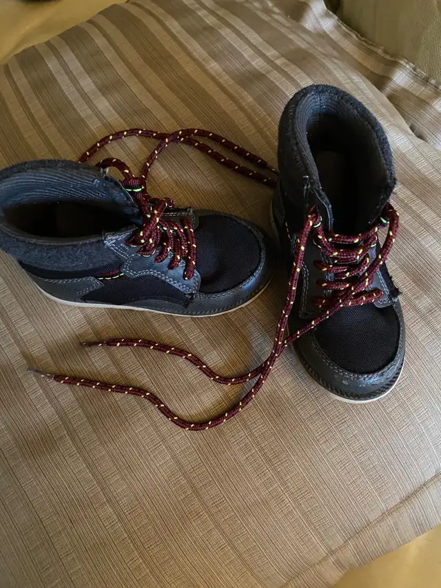 OshKosh Boys boots - size 7 in Clothing - 2T in Kitchener / Waterloo - Image 2