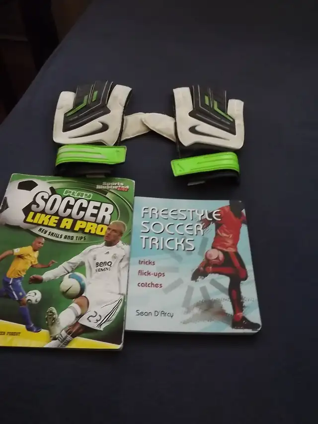 12 SOCCER ITEMS BUNDL:NIKE GOALIE GLOVES+11soccer mags/books,TFC in Soccer in City of Toronto - Image 8