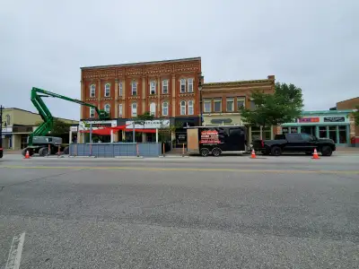 Fully renovated 2 bedroom unit in Heritage building. Steps to groceries, restaurants, LCBO, the wate...