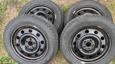 De Trois-Rivières, pas de livraison 4 Bridgestone d’hiver 235/55R17 sur jantes à 5 trous (5x108). A1...