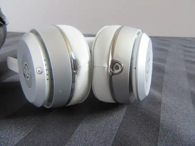 MINT Beats Solo3 Wireless Bluetooth Over-Ear Headphones in Headphones in Brockville - Image 3