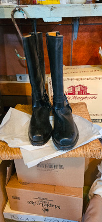 Men's leather boots.  Bottes d'homme de cuir.