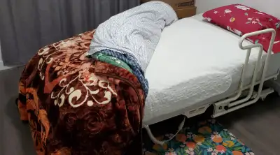 ELECTRIC POWER MULTI FUCTION ADJUSTABLE BED INVACARE CARROLL CS SERIES CS7 Great for all persons wit...