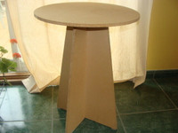 Jolie table en fibre de bois