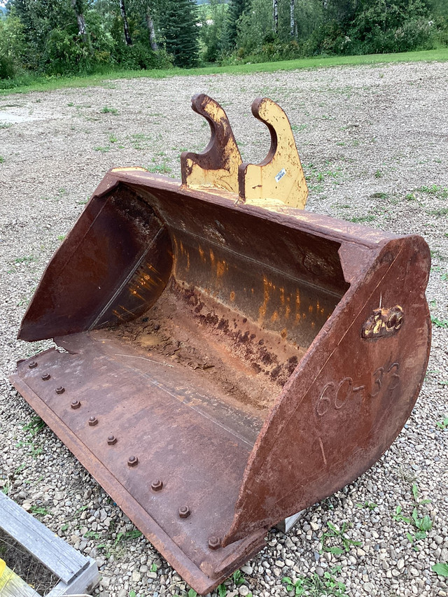 Excavator 60 inch clean up bucket with small issue in Heavy Equipment Parts & Accessories in Edmonton - Image 4