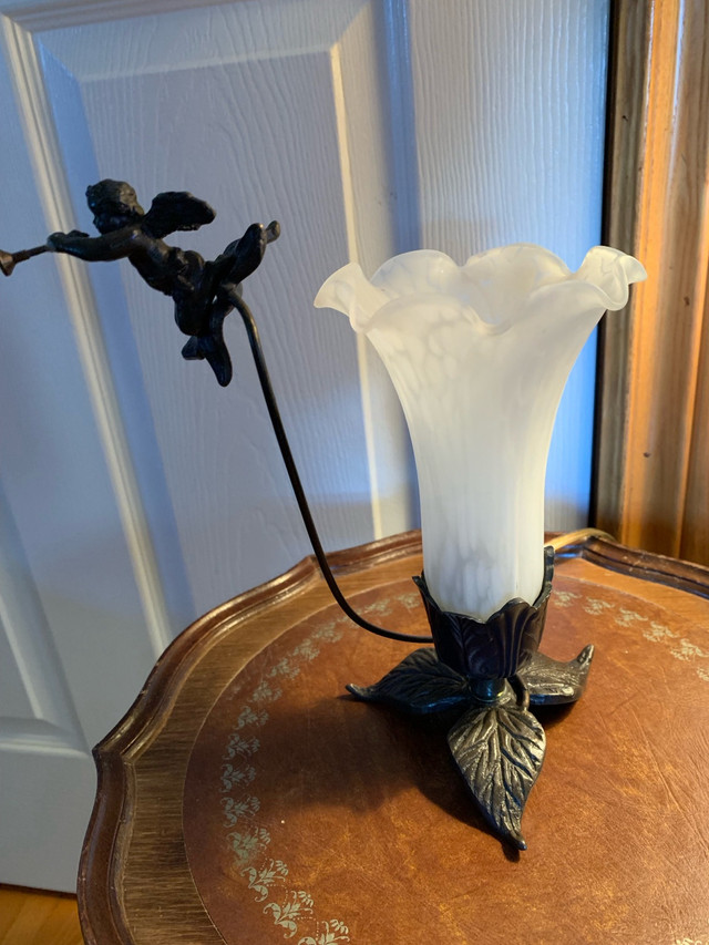 Vtg Underwriters Lab Cast Iron Accent Cherub Lamp Lily Shade in Indoor Lighting & Fans in Belleville - Image 4
