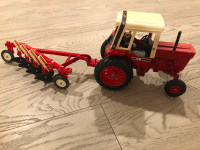 ERTL International Harvester 1586 Tractor & Plow 1:16 Scale