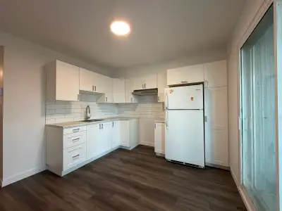 Magnifique logement 3 ½ ultra lumineux, entièrement remis à neuf avec des finitions modernes. Parfai...