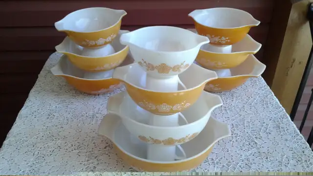 Vintage Pyrex Cinderella Mixing Bowls In Classic Butterfly Gold in Kitchen & Dining Wares in New Glasgow - Image 11