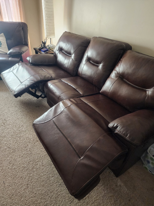 Leather living room all electric reclining set. in Chairs & Recliners in Mississauga / Peel Region - Image 4