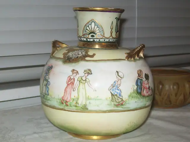 Victorian era Vase in Arts & Collectibles in Saint John - Image 4