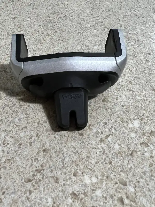 Belkin cell phone car vent holder like new in Cell Phone Accessories in Oshawa / Durham Region - Image 3