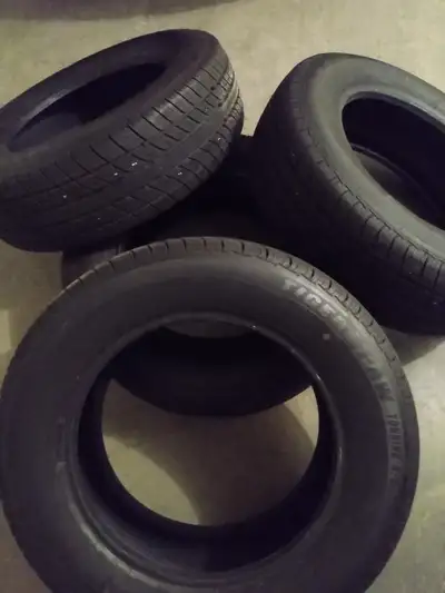 A set of 4 all season tires Uniroyal Tiger Paw touring a/s 225/65/17, they have only 300 km on them...