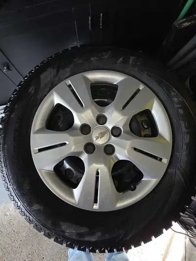 205/65/16 Set of 4 16" Cooper snow tires on rims with pressure sensors. Will fit Chevrolet Trax, Che...