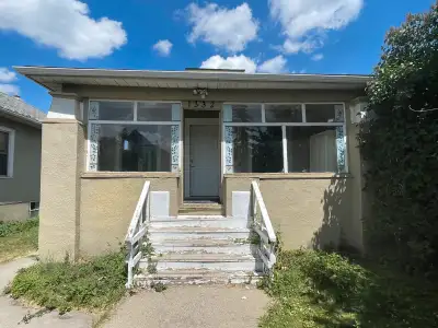 pet friendly house for rent, fenced, detached garage downt