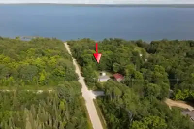 House for rent $2200 / month Pleasant surroundings. Lots of deck. 2 Bedrooms Laundry machines are pr...