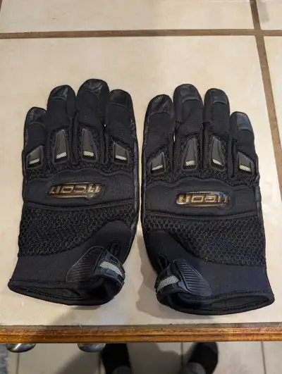 Gant moto icon forty niners Grandeur large Prix demander 40$ De lachute 450-566-8077 texte ou APEL