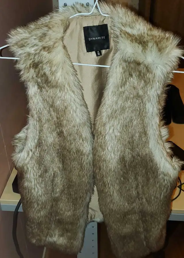 Dynamite Fur Vest - Size Medium in Women's - Tops & Outerwear in Markham / York Region - Image 2