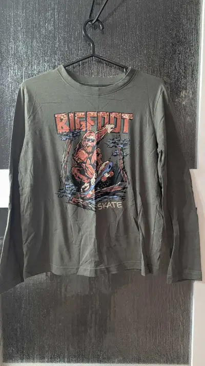 4$ chandail garçon 16 ans  excellent état Candiac J5R4R5 , View more