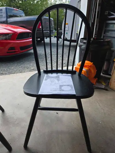 Enhance your dining area with this brand new 2 piece set of Windsor chairs, featuring a classic desi...