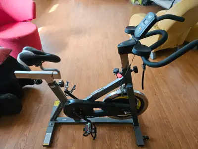 vélo stationnaire EV726 en excellent état. ✅ Résistance ajustable ✅ Affichage digital (temps, distan...
