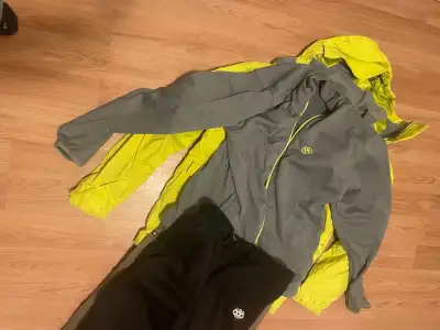 686 brand, high quality 4 piece snowboard ski suit Very warm, but inner layer can be easily removed....