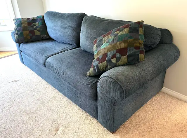 Comfy Fabric Couch (Sklar Pepplar)